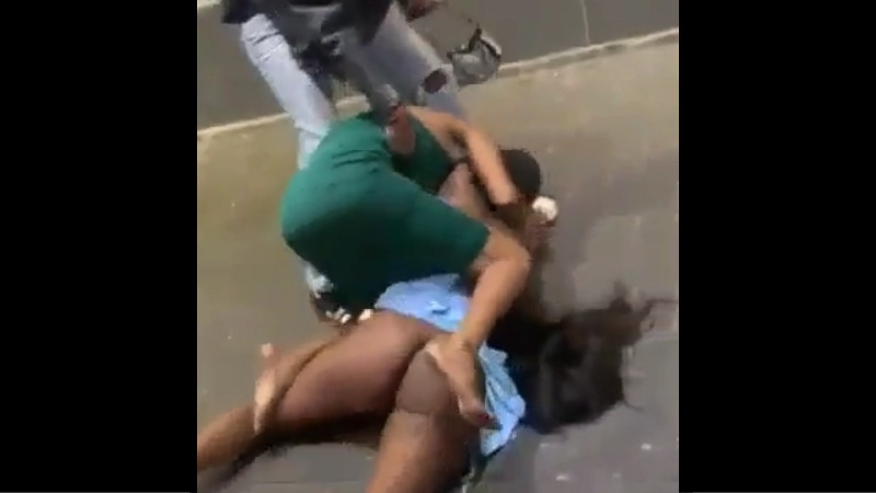 南アフリカで少女2人が喧嘩していて大きな尻が露わになってしまうｗｗｗ