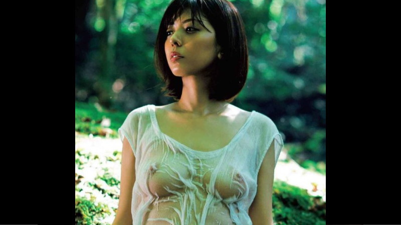 薄着でノーブラだから、透け乳首しまくる芸能人などの美女たち