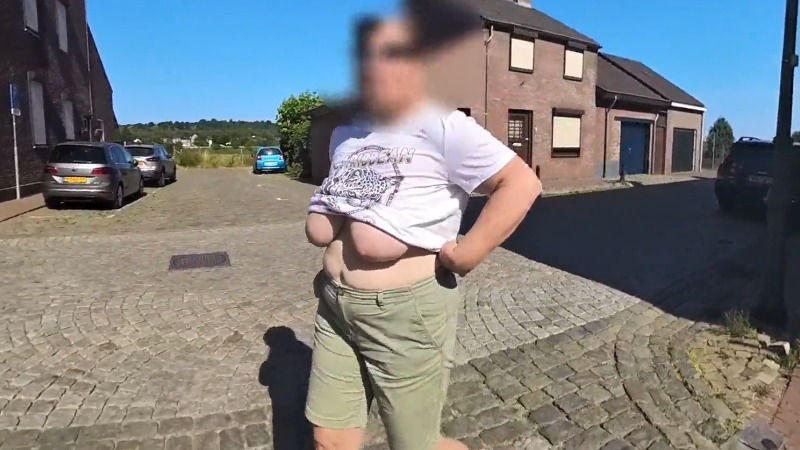 太ったおばさんが乳首を露呈して街中を歩き回ってますｗｗｗ