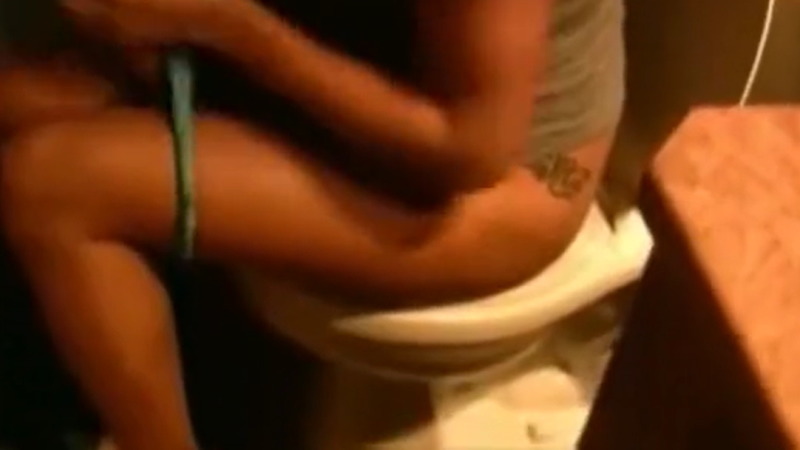 女性に付いて行ってトイレを撮影したらエロ過ぎて勃起確定ｗｗｗ