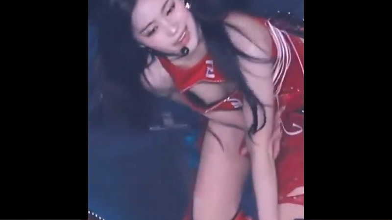 【動画】 人気アイドル、衣装がガバガバでピンク乳首が見えてしまう・・・