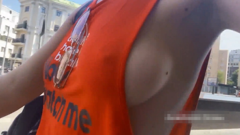 巨乳の女性がノーブラタンクトップで街中を歩いているのはこんなにエロいんだねｗｗｗ