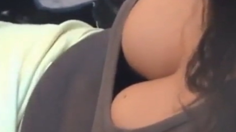 巨乳の女性の胸の谷間を盗撮しまくったらエロ過ぎいてオカズだなｗｗｗ