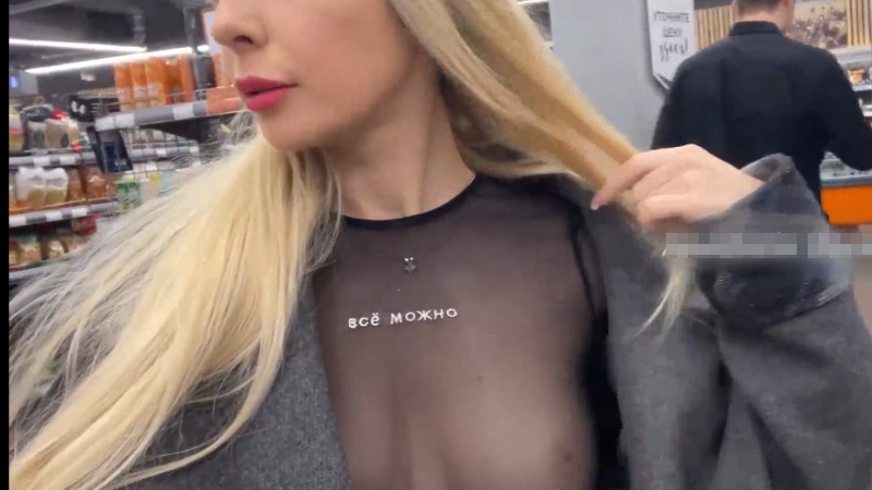 陥没乳首の女が透け透けの服の上にコートを着て街中を歩き回るｗｗｗ