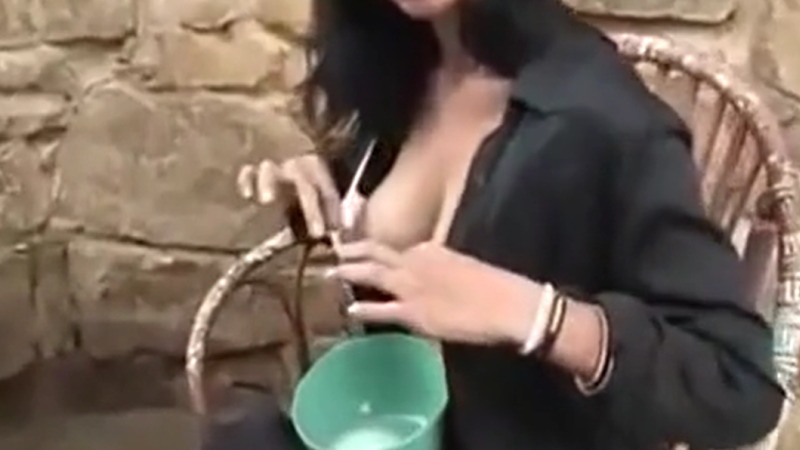 熟女が自分のおっぱいから母乳を搾乳しているからご覧下さいｗｗｗ