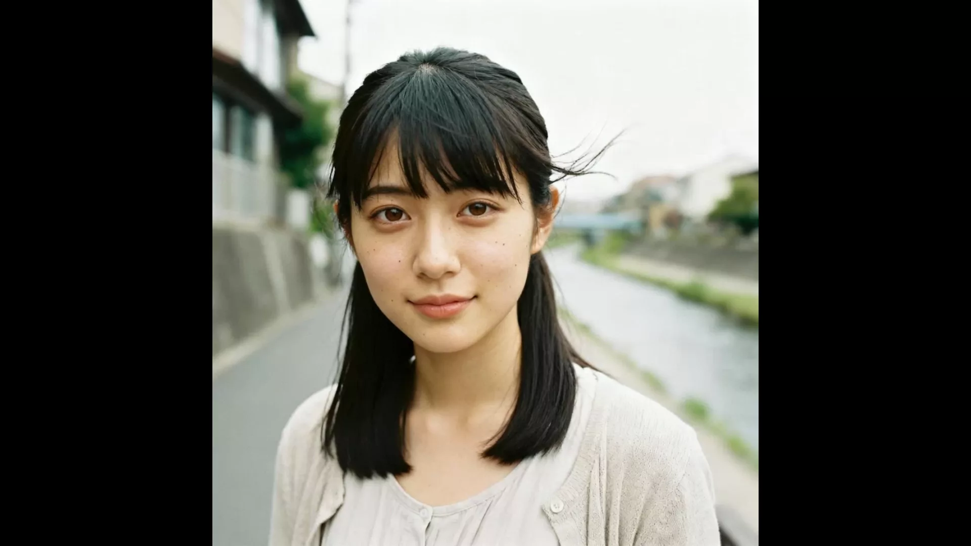 【AIえち動画】川沿い住宅街で脱いでしまう清楚美女