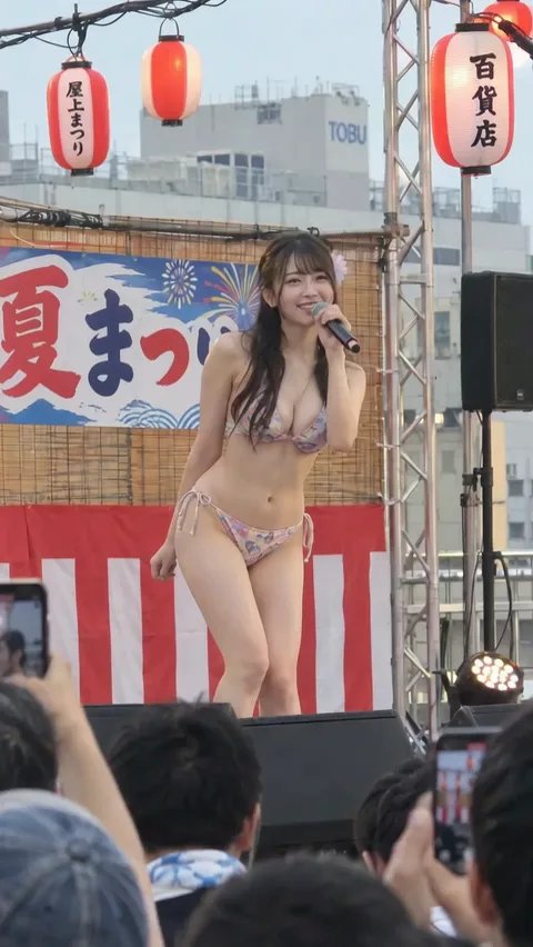 【AIエロ動画】デパートの屋上イベントで御開帳