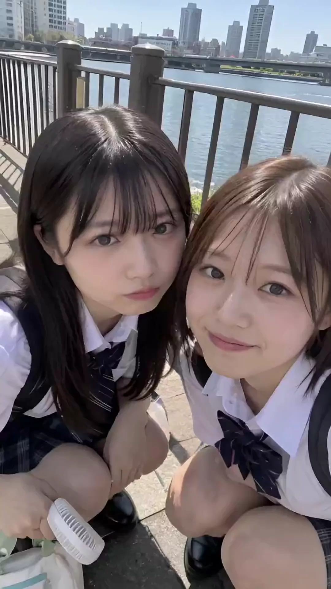 【AIエロ動画】制服女子二人顔射