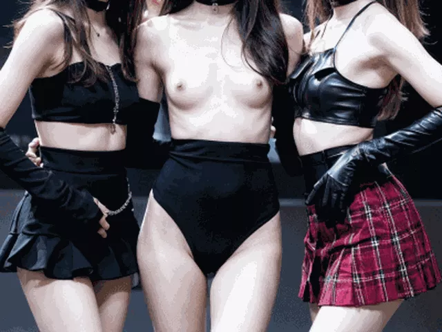 3人組アイドル美少女が、ライブ中におっぱい丸出し！