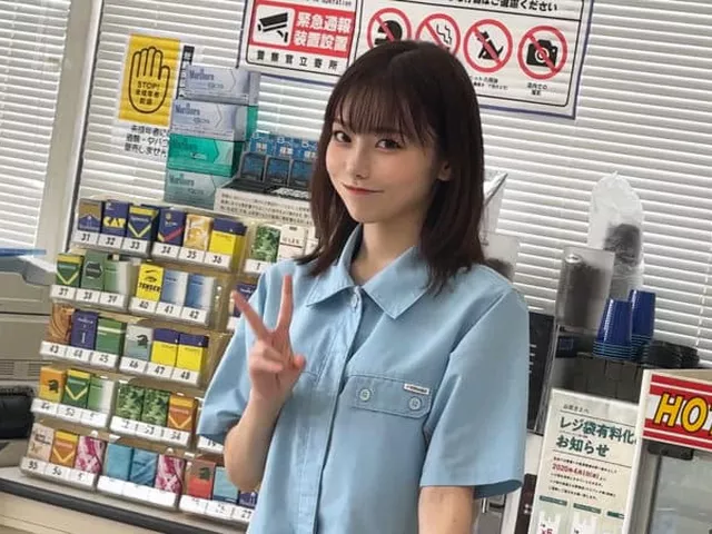 コンビニ店内で起こるSEXテロ･･･美少女店員が顔射や中出しをされてラブホ化