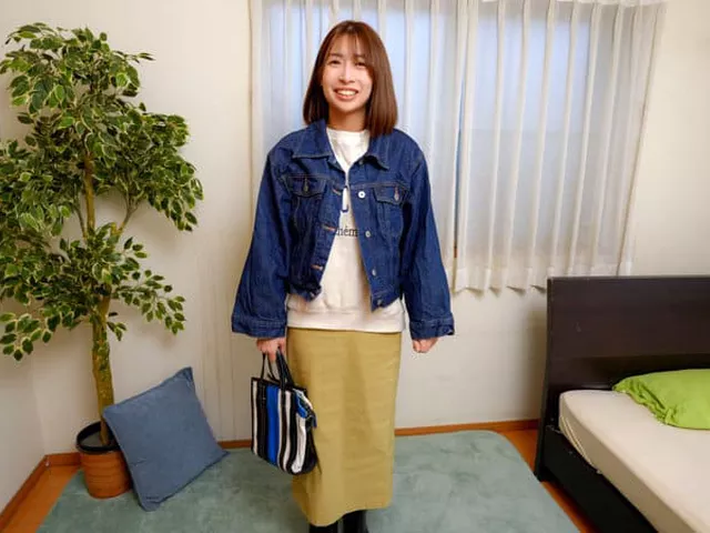 某池袋にて街中ゲリラ撮影でHな交渉後事務所へ連れ込まれるスレンダー不動産レディ