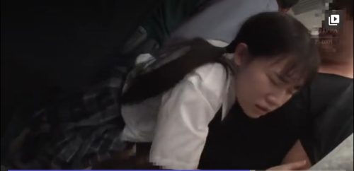 ＜JK×痴漢×中出し＞お嬢様学校に通うJK女の子が満員電車内で鬼畜リーマンに無理やり患部を触られた挙句に立ちバック状態でザーメンが流れ落ちるほど中出しレイプされる悲劇動画ｗ