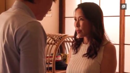 ＜美熟女×中出し＞コンビニで一緒に働く人妻に恋したお兄さんと寝取りハメ