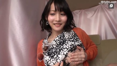 ＜人妻×ナンパ＞街でインタビューと偽りナンパした人妻を車の中で口説いてセックスに持ち込むｗ