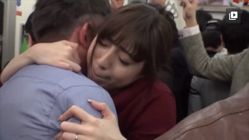 ＜人妻×痴漢＞朝の通勤電車の中で痴漢に遭う人妻がその痴漢どもに逆痴漢する始末ｗ