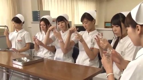 【篠田あゆみ･上原亜衣･神波多一花･椎名ゆな】＜ナース×手コキ射＞長い入院生活で精子が溜まった患者の為に避妊具を使わず抜いてあげる優しいナースのお姉さん達