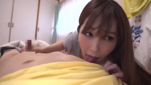 ＜人妻×手コキ射＞中々学校へ行かない息子に美人ママが元気づけに手コキで朝ヌキ！