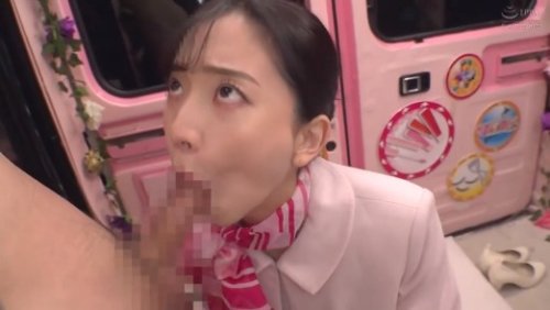 【鈴木真夕】《エロ動画×OL･MM号》某百貨店勤務する美容部員の清楚系お姉さんを言葉巧みにマジックミラー号に連れ込み賞金をチラ付かせ公開SEX！