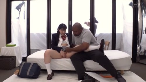 【皆月ひかる】《エロ動画×MM号》一般モニタリング企画！街頭でゲットした国際再婚をした夫婦と義娘をマジックミラー号に誘い母親を外に出し娘と黒人義父と二人っきりにしたらエッチしちゃうのか！？