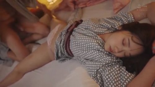 【二葉エマ】《エロ動画×相部屋》いつも生意気で悪態ばかりつく後輩社員と相部屋になり寝相が悪く浴衣がはだけ爆乳が丸見え状態に理性が抑える事が出来ず半強引に襲っちゃった最低な僕