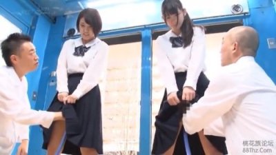 【白井ゆずか･優木カリナ】《エロ動画×MM号》学校帰りのJKをインタビューしマジックミラー号へ誘い込み初めての膣内洗浄でされそのまま生チン挿入ｗ