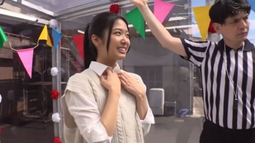 《エロ動画×MM号》マジックミラー号で黒人のデカチンを受け入れる事になったお姉さん