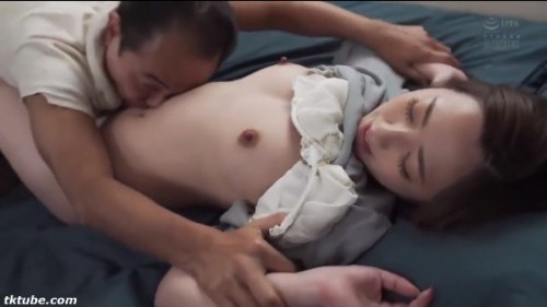 【君塚ひなた】《エロ動画×人妻･寝取り》「やめて…」美人奥さんが親切心で助けた男が鬼畜だった！自宅近くで体調が悪い男性を自宅で介抱中に豹変され何度も強姦される始末