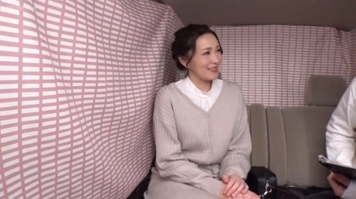 《エロ動画×人妻･素人》都内に住むセレブ妻をロケ車へ誘導しエッチな質問からホテルへ直行