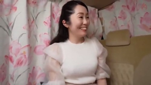 《エロ動画×素人･人妻》着付け教室の先生をしている美魔女が欲求不満気味で男優の極太チンポを根本まで咥え込み我慢出来なくなりホテルＩＮ