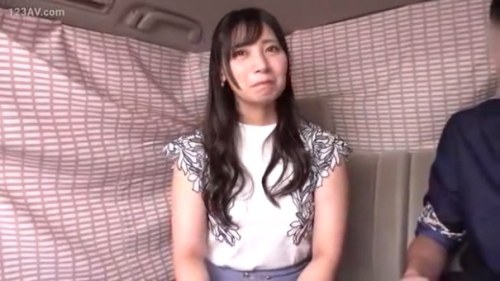 《エロ動画×素人･人妻》夫とのセックスは１年前で毎日欲求不満な若奥様をロケ車で話を聞くうちに男優のデカチンを見て火が付きホテルセックス