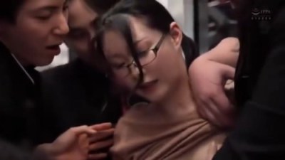 《エロ動画×人妻･痴漢》通勤途中の電車で知らない男たちに弄ばれ近所の若者にも何度も汚されてしまう巨乳な妻の悲惨すぎる日常