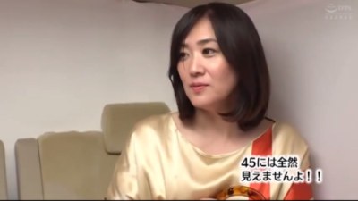 《エロ動画×素人･人妻》結婚２０年で旦那とはレスの４５歳素人人妻がナンパに誘われてロケ車の中で中出しされていく姿