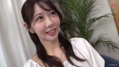 《エロ動画×素人･人妻》欲求不満な巨乳の人妻をホテルでインタビューしてオナニーの欲求が高まりすぎてスタッフのモノをパイパンマンコに生中出しｗ
