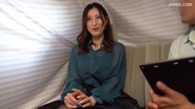 「素人動画」街で見かけた美人妻に謝礼をちらつかせてロケ車へ誘い出し下世話な質問で辱めて中出し直行