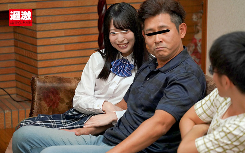 叔父さんの膝の上でこっそりチ○ポ挿入そのまま中出し