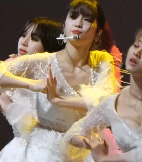 TWICEモモの乳首チラがエロすぎるｗｗｗｗ