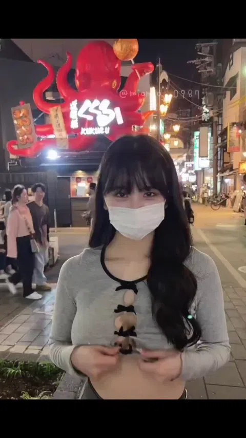 Hカップを露出して逮捕寸前の美人インフルエンサー、乳首公開！！！！！！