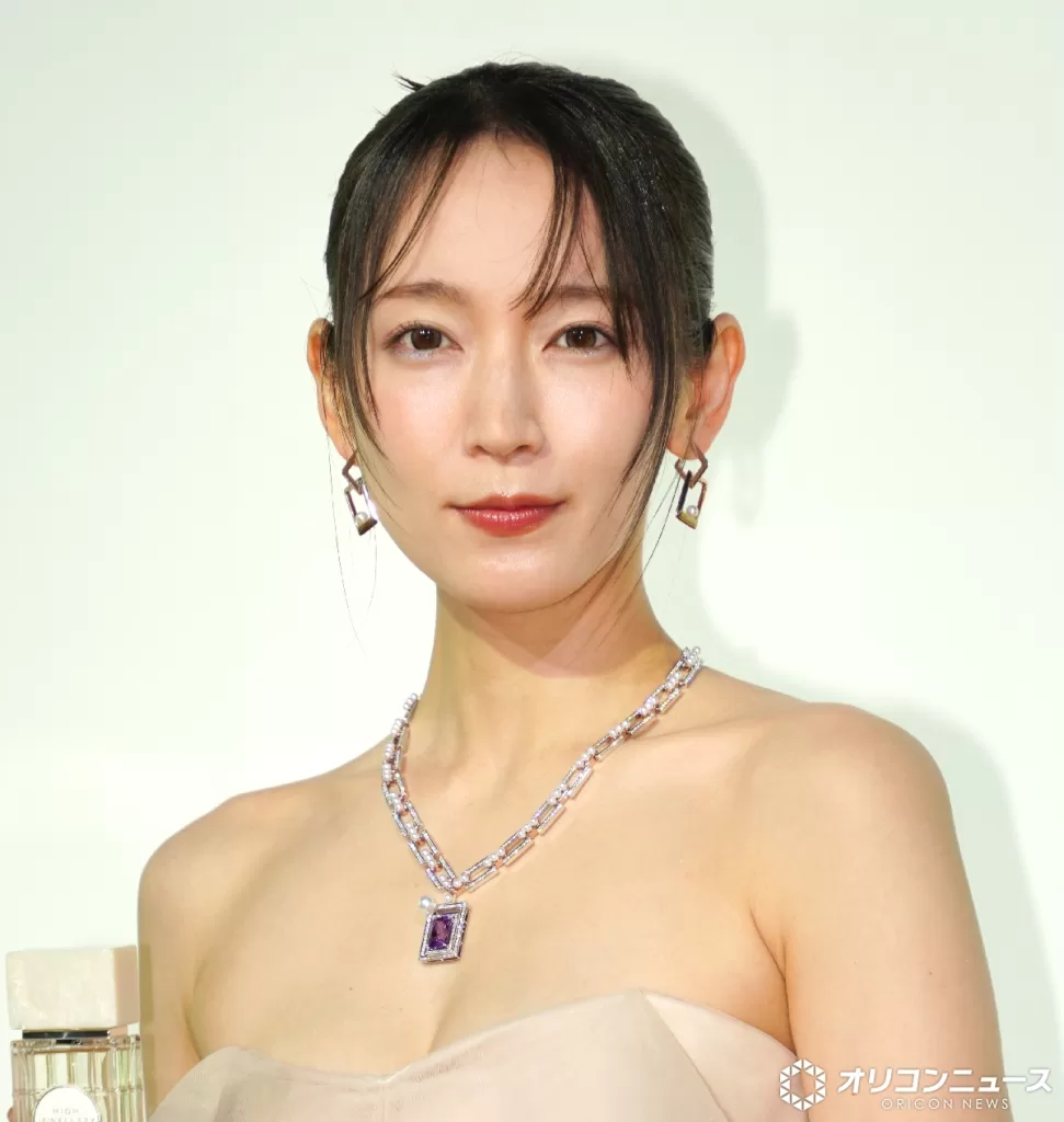 吉岡里帆さん、セクシードレスで谷間が見えてしまうｗｗｗｗｗ