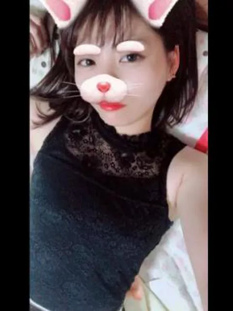 【自撮り女子】動画あり！現役看護師の激カワお嬢さんがちょっと幼児体系な色白美ボディを晒して挿入オナニー！