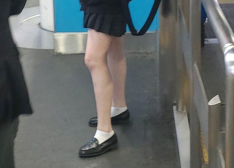 【画像】電車を待つ工ロい生脚の女子 高生wwwwwwww