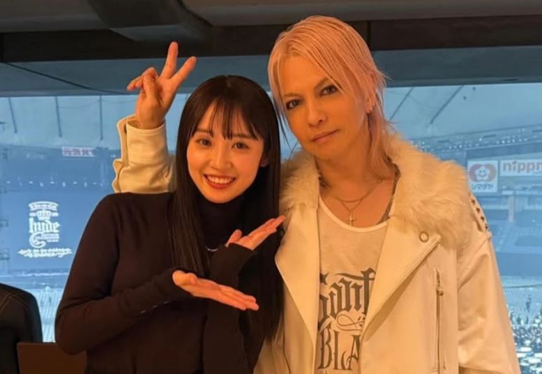 【画像】女の子、HYDEのライブ見に行ってツーショもﾊﾟｼｬﾘ。HYDE若すぎだろｗｗｗｗｗｗ