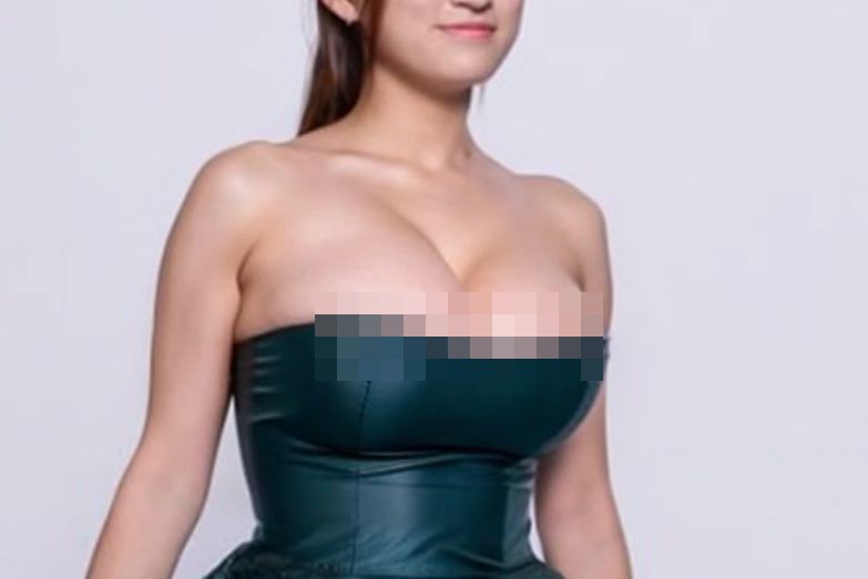 【画像】デカ乳 音大生さん、乳がはみ出すぎてアレが丸見えにｗｗｗｗｗｗｗｗｗｗ