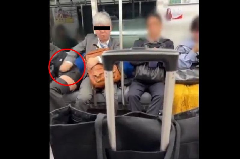 【動画あり】電車で寝ている工ロい女を触りまくるオッサンが盗撮されるｗｗｗｗｗｗ