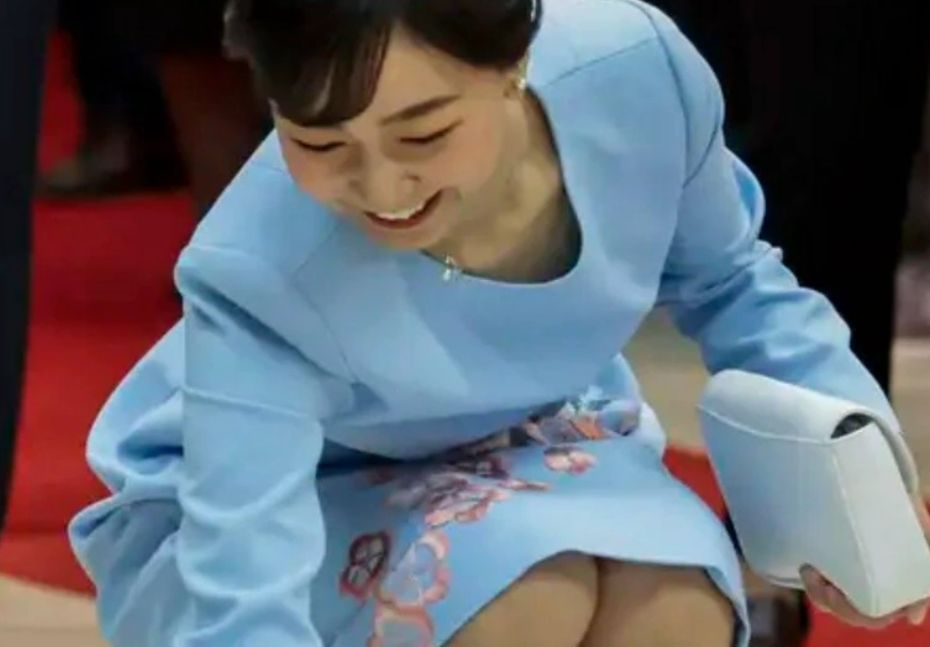 【画像】佳子さまって意外と胸チラパンチラしてるんだよなｗｗｗｗｗｗｗ