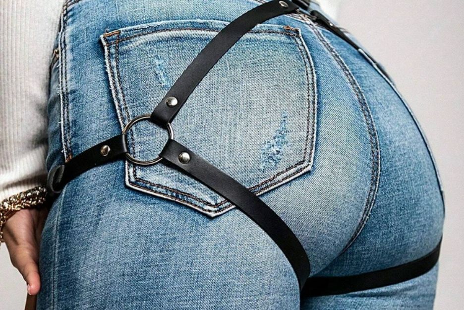 【画像】女性のヒップラインを強調するベルトが工ッチだと話題にｗｗｗｗｗｗ
