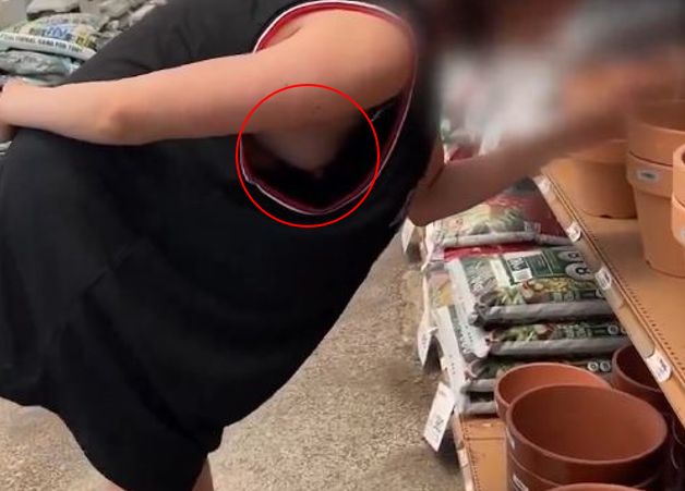 【動画】買い物中のババアの横乳、工ロすぎるｗｗｗｗｗｗｗｗｗ