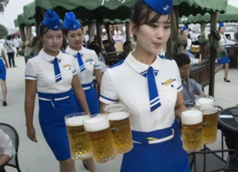 【画像】北朝鮮のビアガール、ほぼ昭和ｗｗｗｗｗｗｗｗ