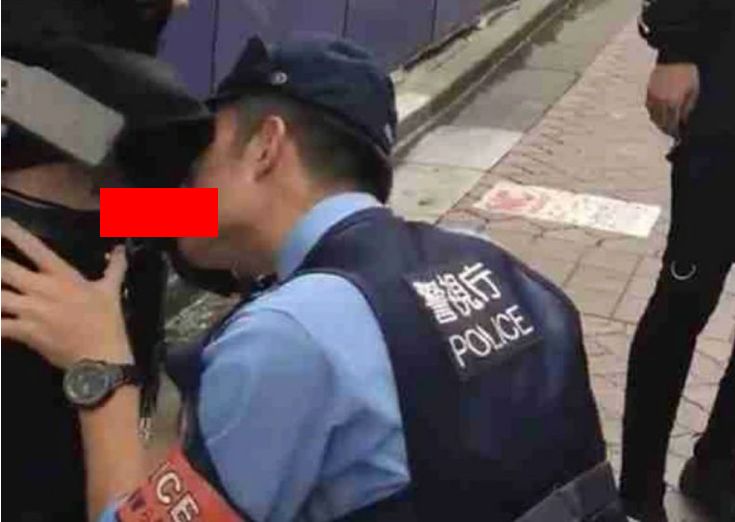 【ガチ画像】警察官、路上でチ〇ポをしゃぶりだすwwwwwwwwwwww