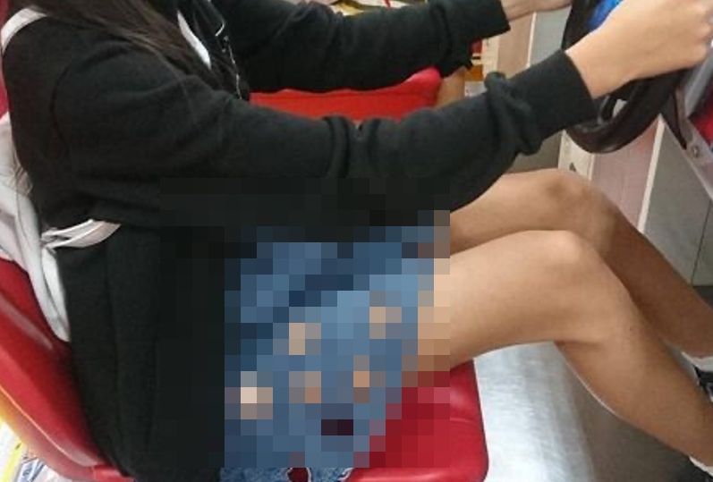 【画像】最近の女子小学生の間でパンツ丸見えスカートが流行してしまうｗｗｗｗｗｗｗｗｗｗ