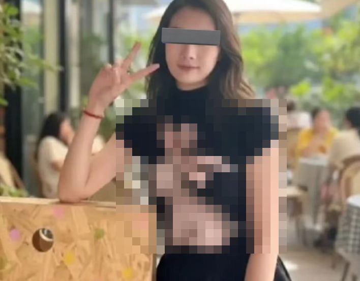 【画像】女さん、片乳丸出しで外を歩いてしまうｗｗｗｗｗｗｗｗ